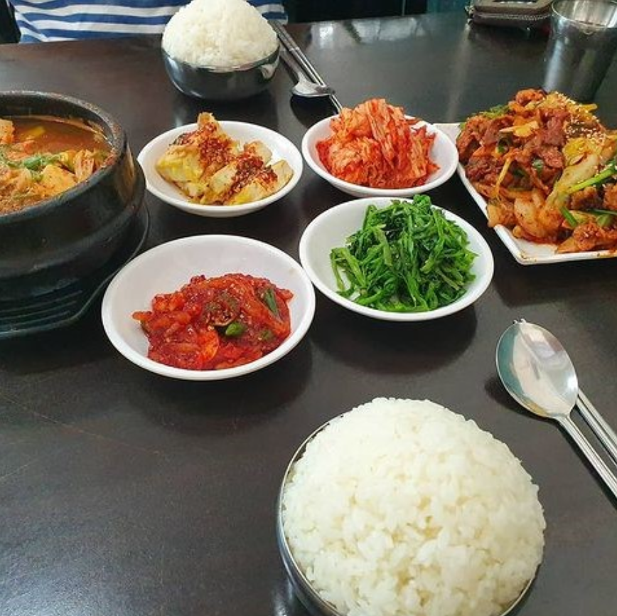 Korean-style table setting