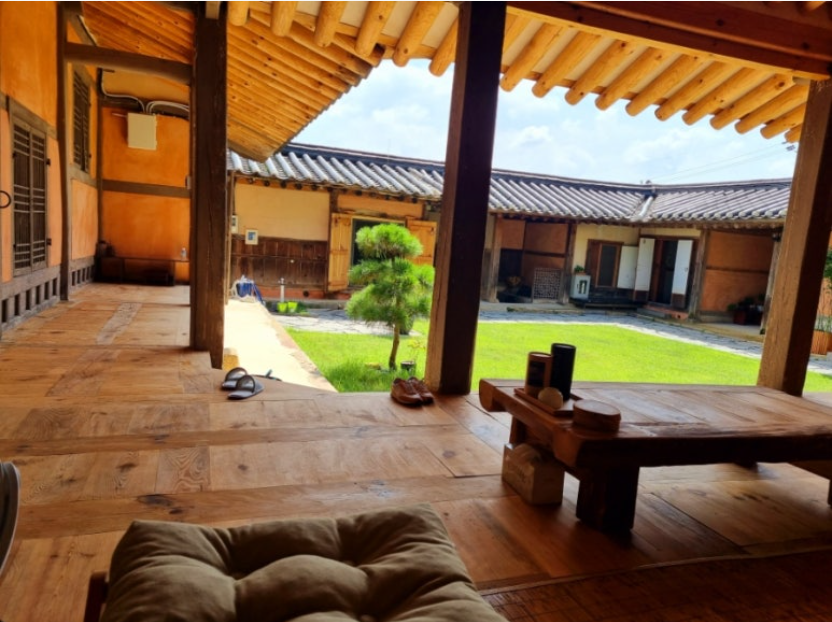 traditional wooden porch (daecheongmaru)