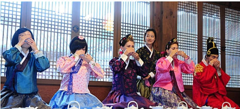 Etiquette When Receiving Tea
