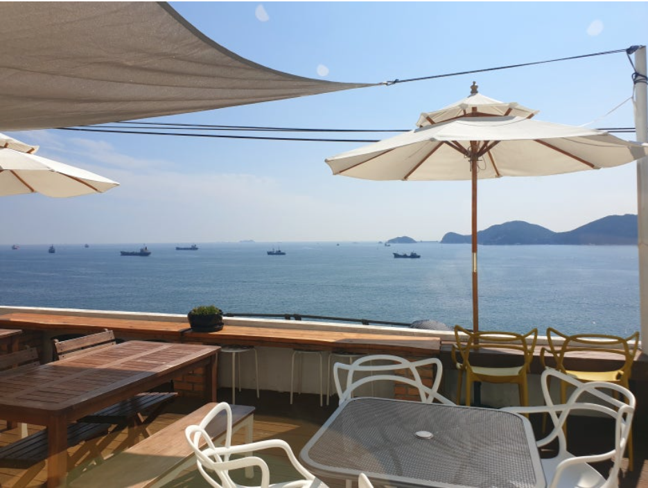 Huinnyeoul Culture Village are cozy ocean-view cafés overlooking the shimmering blue sea.