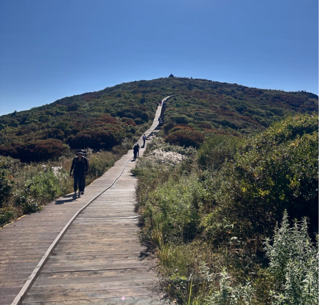 Nogodan Pass stone pagoda and hiking trail in Jirisan